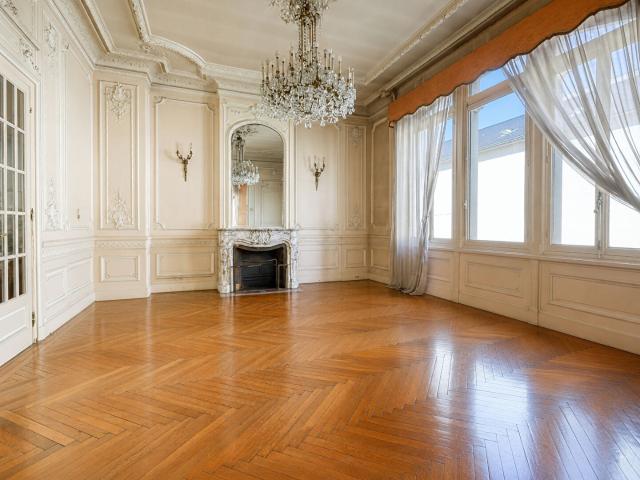 Lyon 7 Local professionnel 188 m2 avec cour privative et garage