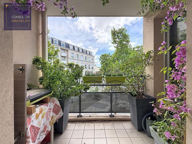 LYON 7 Saxe Gambetta T4 de 91 m2 avec 2 balcons, vue dégagée, parking et cave