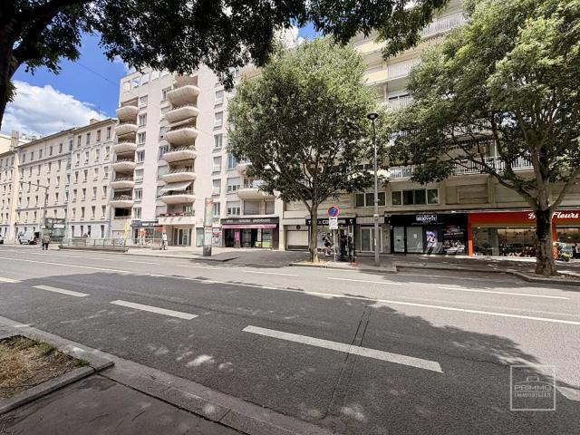 LYON 7, DEBOURG, T3 TRAVERSANT EST/OUEST, 72m², GARAGE & CAVE