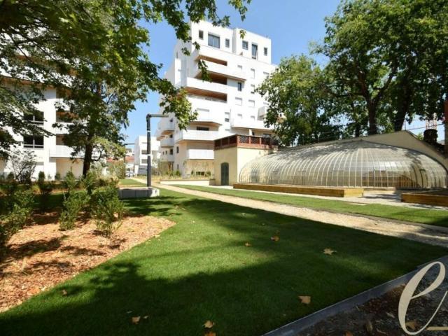 LYON 8ème – Grand Trou: Agréable T3 traversant avec grand balcon et garage fermé en sous sol