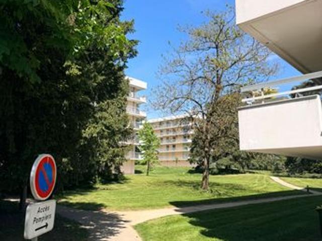 Lyon 9ᵉ – Bel appartement avec balcon et garage au cœur d’un parc arboré