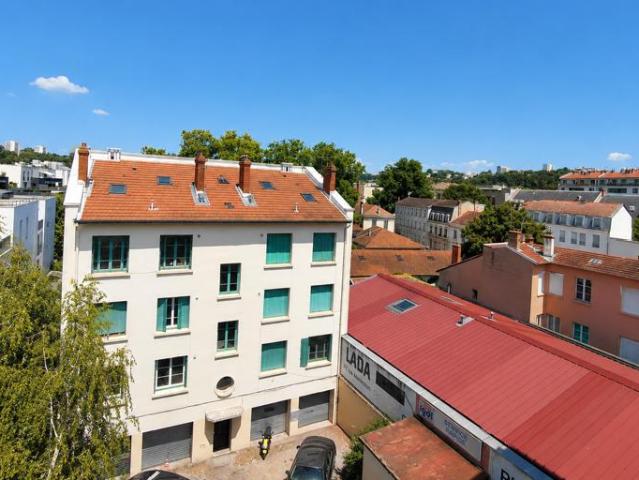 Lyon 9 Valmy T2 de 45 m2 traversant Fort potentiel