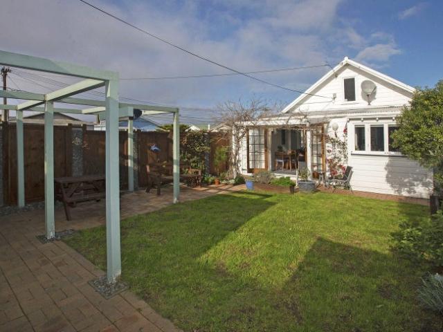 lyall bay, 2 bedrooms