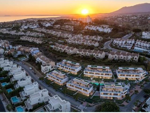 Lyra Residence, vivienda de 4 dormitorios con jardín privado, solárium y sótano en Estepona, Málaga