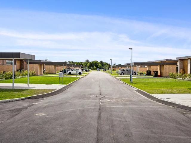 Lyst og moderne rækkehus med privat have og carport