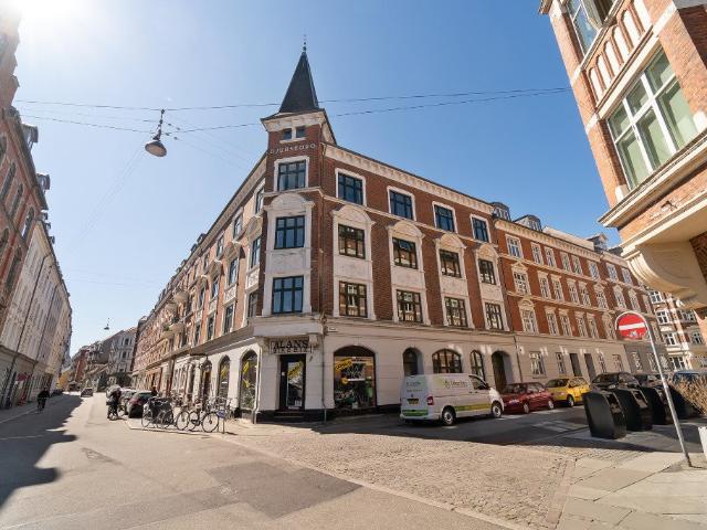 Lyst og roligt værelse i studievenlig værelsesgang