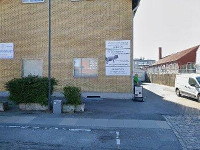 Lyst og velindrettet kontorlokale udlejes