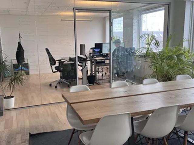 Lyst kontor til leje på kendt Frederiksberg adresse. Elevator i bygningen