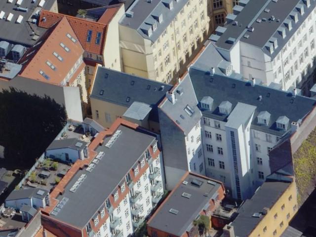 Lyst kontor i historisk gårdhus på Bredgade