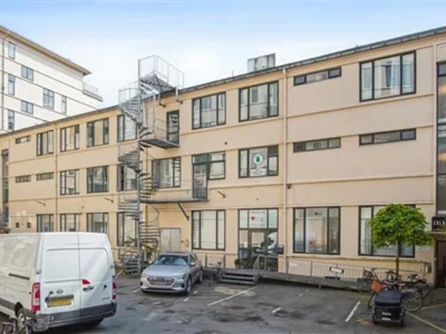 Lyst kontor med fleksibel indretning