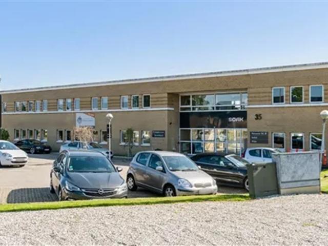 Lyst kontor med fleksibel planløsning