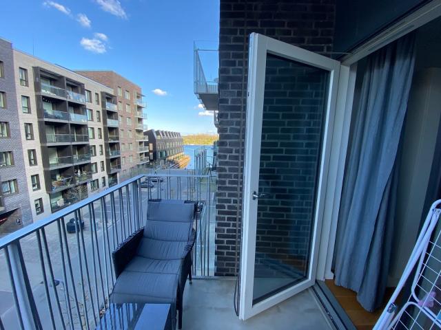 Lyst værelse med balkon i Teglholmen