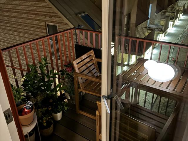 Lyst værelse med udsigt til skov og Aarhusbugten – møbleret fællesareal