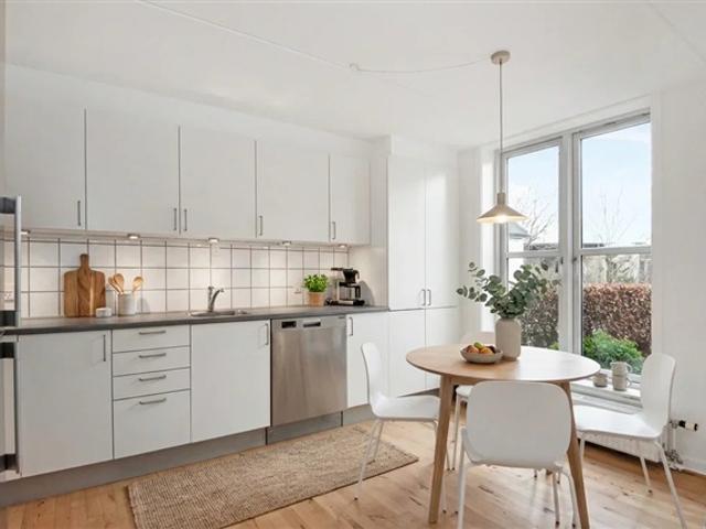 Lyst 3 vær. rækkehus i to plan med privat terrasse og ladestander på området husdyr tilladt Herning, Ringkøbing