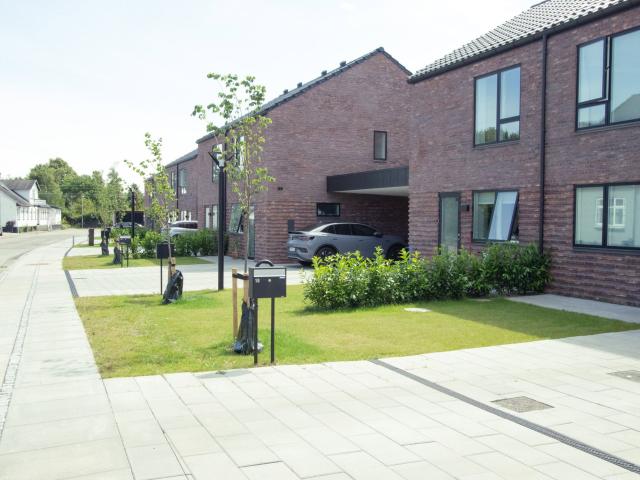 Lyst 4 værelses rækkehus med have og carport i Hasselager