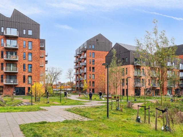 Lys 3 værelses lejlighed med altan og åbent hus