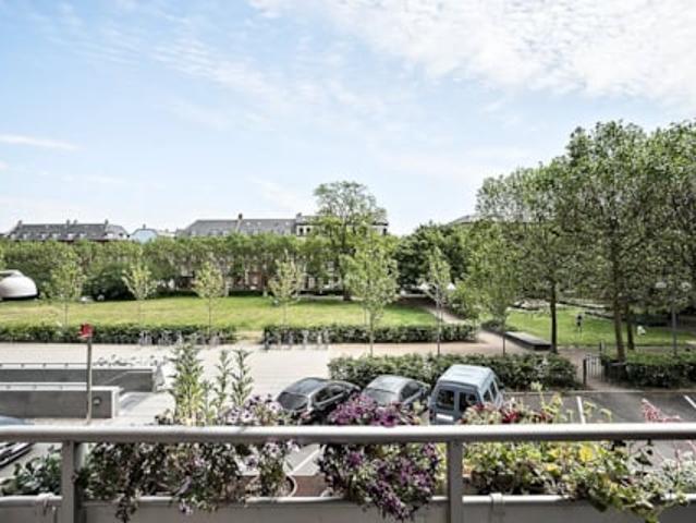 Lys 3 værelses lejlighed med altan og grøn udsigt på Frederiksberg
