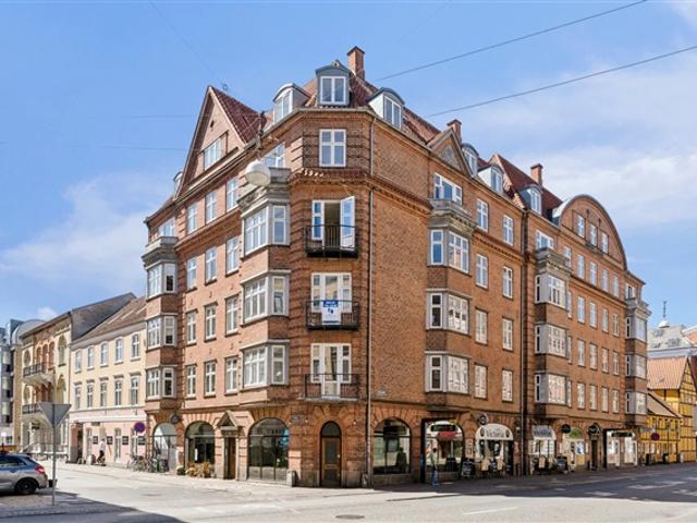 Lys 3 værelses lejlighed med altan i Aalborgs hjerte