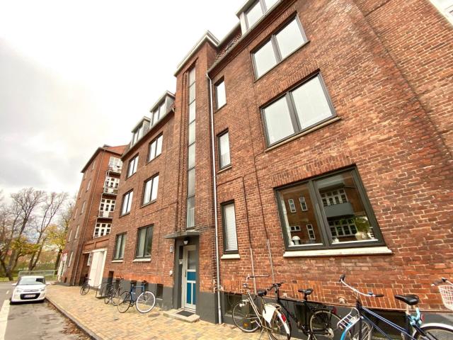 Lys 3 værelses lejlighed med stor altan i Odense C