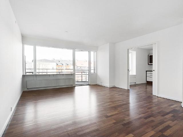 Lys 3 værelses lejlighed nær Frederiksberg Allé