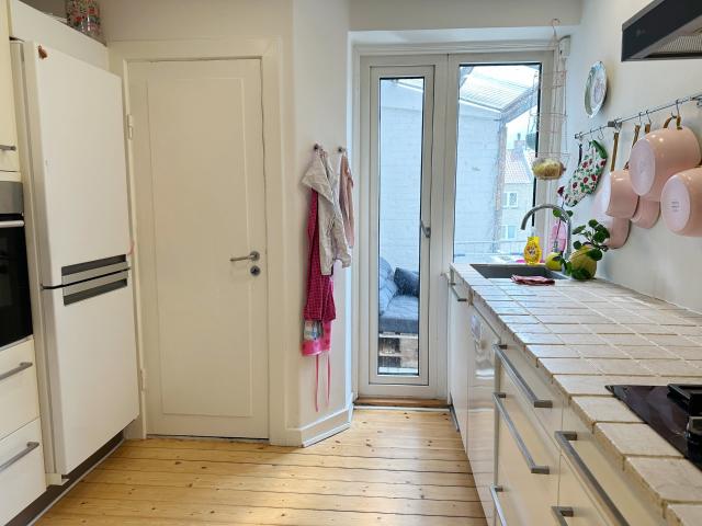 Lys 3 værelses lejlighed på 94 m² med overdækket altan