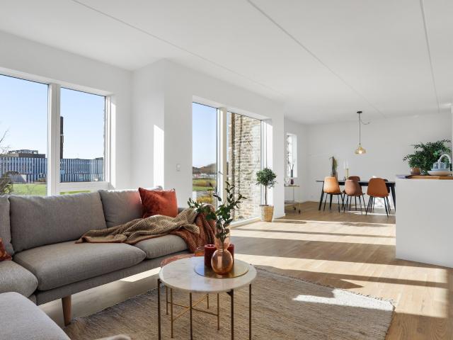 Lys 3 værelses med privat tagterrasse i Valby