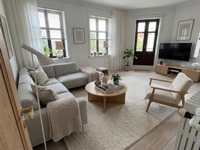 Lys 3 værelses på 102 m2 med stuk, to stuer og kig til grønt gårdmiljø, Horsens, Vejle