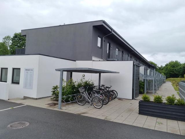 Lys 1 vær 40 m2 med privat terrasse, parkering og egen vaskesøjle – 3 km til universitetet