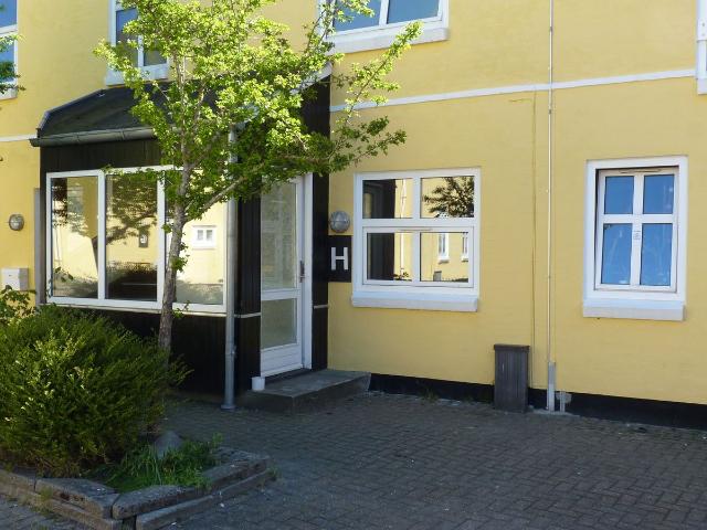 Lys 1 værelses på 36 m2 midt på gågaden – husdyr tilladt efter aftale og parkering ved ejendommen