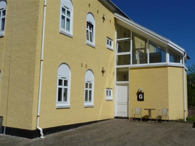Lys 1 værelses på 36 m2 midt på gågaden – husdyr tilladt efter aftale og parkering ved ejendommen, Hjørring, Nordjylland