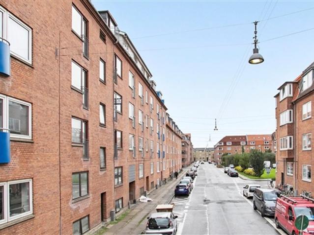 Lys 2 vær. på 63 m2 med altan, nyere køkken og stort badeværelse Aalborg, Nordjylland