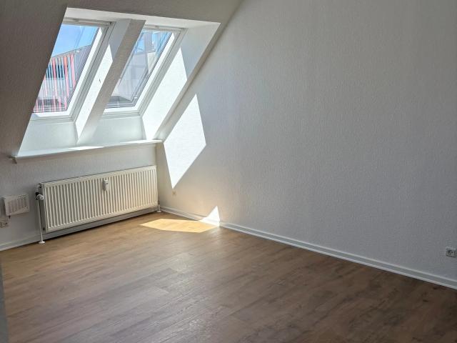Lys 2 værelses taglejlighed med nye gulve
