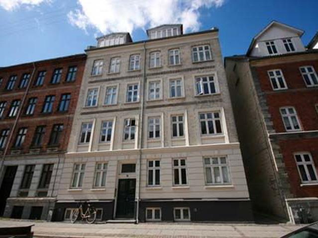 Lys 2 værelses bolig med altan, gårdudsigt og gulvvarme