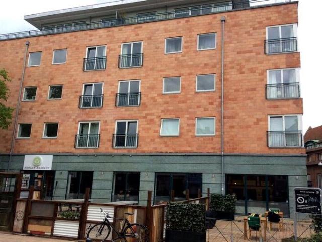 Lys 2 værelses bolig med altan i Odense C
