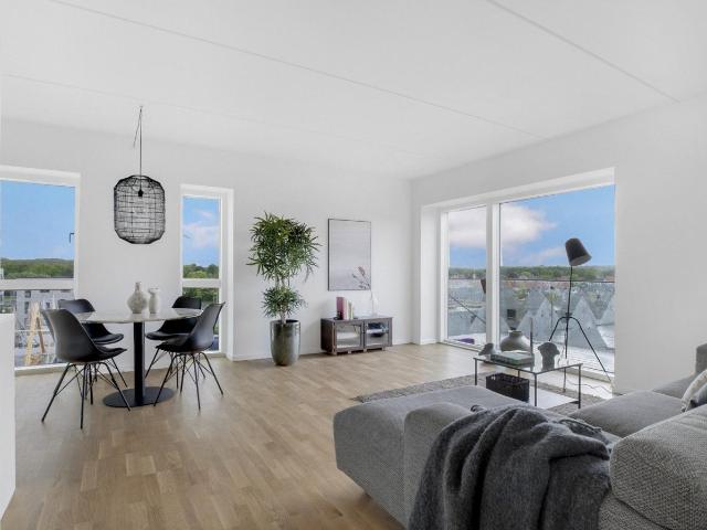 Lys 2 værelses lejlighed, 63 m² i Hedehusene