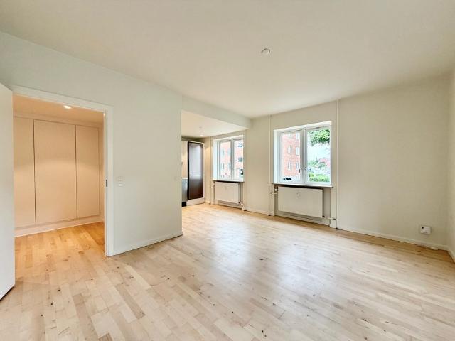 Lys 2 værelses lejlighed med moderne detaljer i Odense V