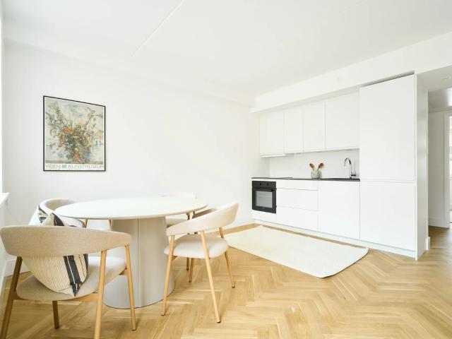 Lys 2 værelses lejlighed med privat terrasse