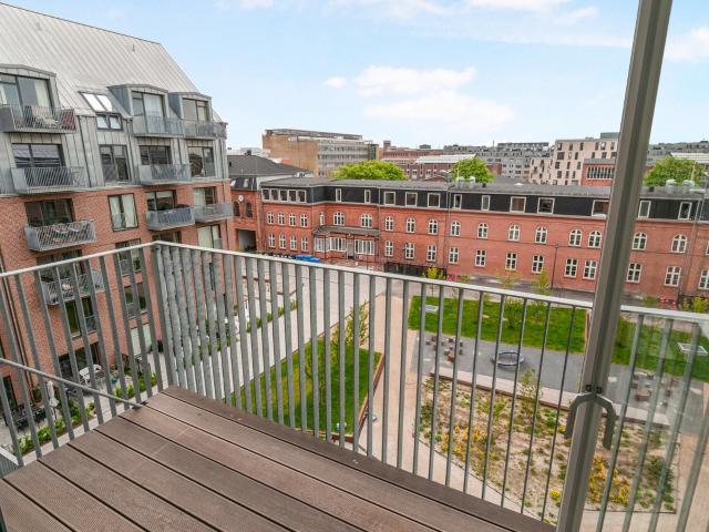 Lys 2 værelses lejlighed med privat altan