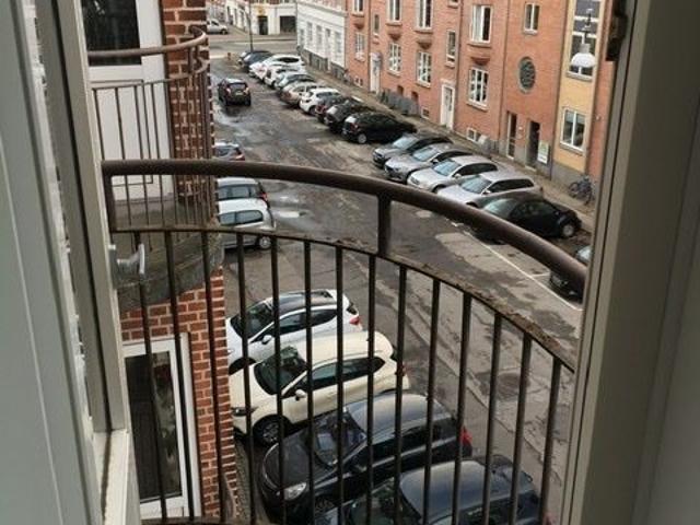Lys 2 værelses lejlighed med to altaner