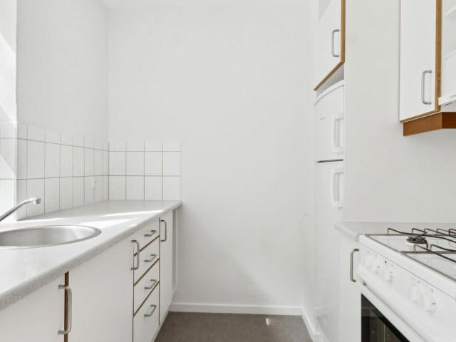 Lys 2 værelses lejlighed tæt på Aalborg Banegård
