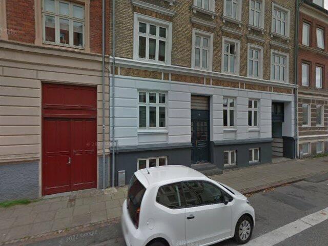Lys 2 værelses med sydvendt altan på Helgolandsgade – klassisk charme og central beliggenhed
