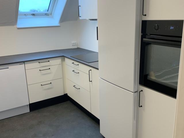 Lys 2 værelses med plankegulve og klassiske detaljer – 57 m2