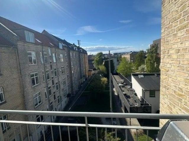 Lys 2 værelses med vestvendt altan i centrum
