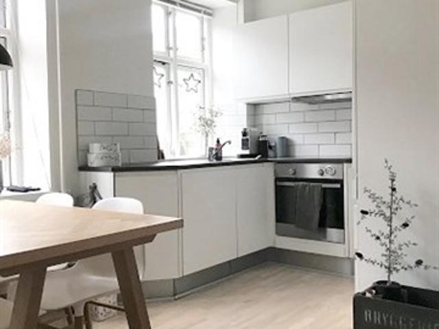 Lys 2 værelses på 48 m2 med moderne køkken – tæt på spisesteder og indkøb, Aalborg, Nordjylland