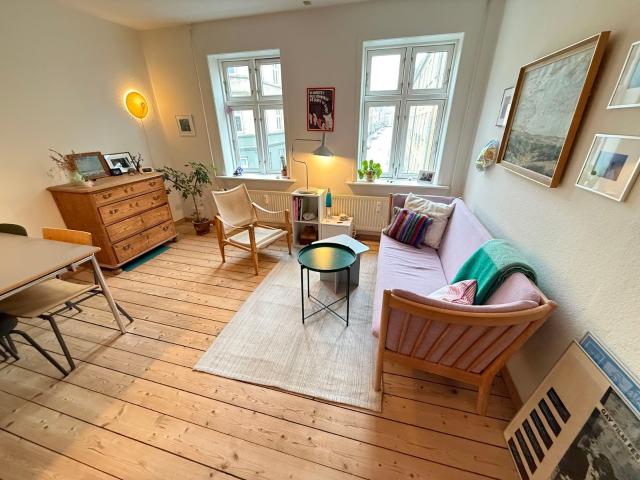 Lys 2 værelses på 55 m2 med separat køkken og flot lysindfald