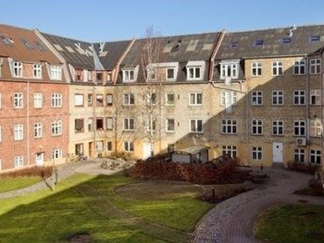 Lys 2 værelses på 52 m2 med altan og klassiske plankegulve