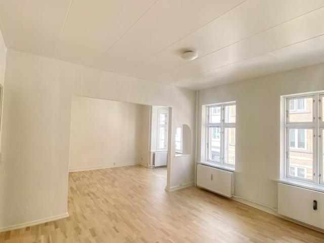 Lys 2 værelses på 71 m2 i klassisk ejendom med moderne køkken og grøn gård