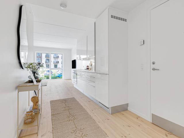 Lys 2 værelses stuelejlighed med privat terrasse