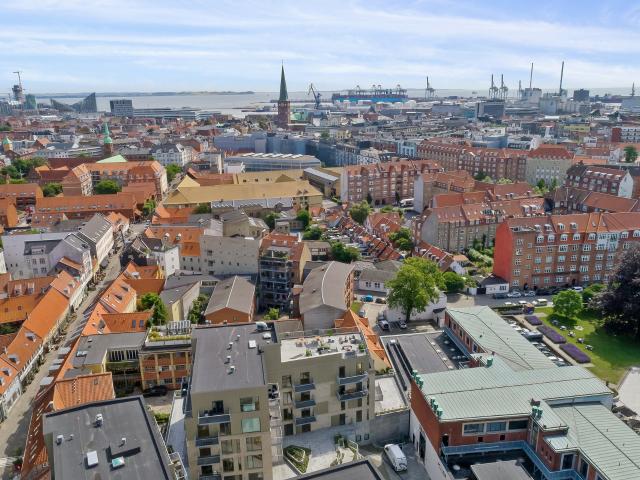 Lys 4 værelses lejlighed i Aarhus C med altan