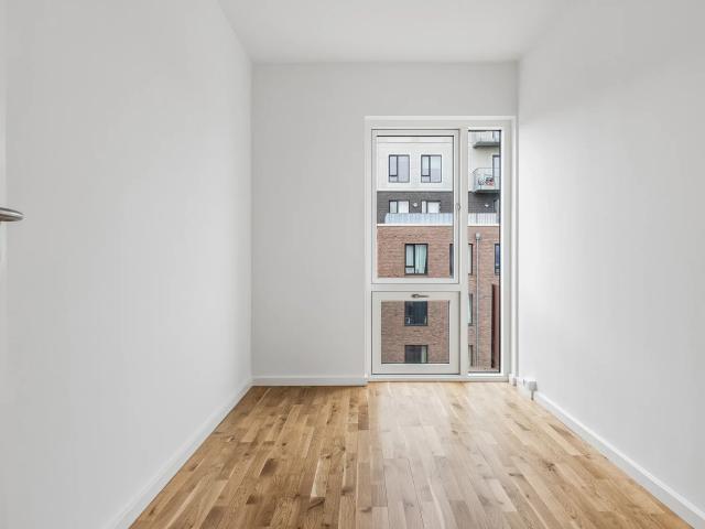 Lys 4 værelses lejlighed i København S